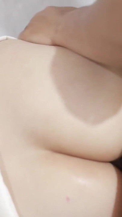 胸の豊かなインドの村の少女がセクシーなサテンドレスを着て、マッサージ師にオイルと中出しでセックスされる | クリップ 1