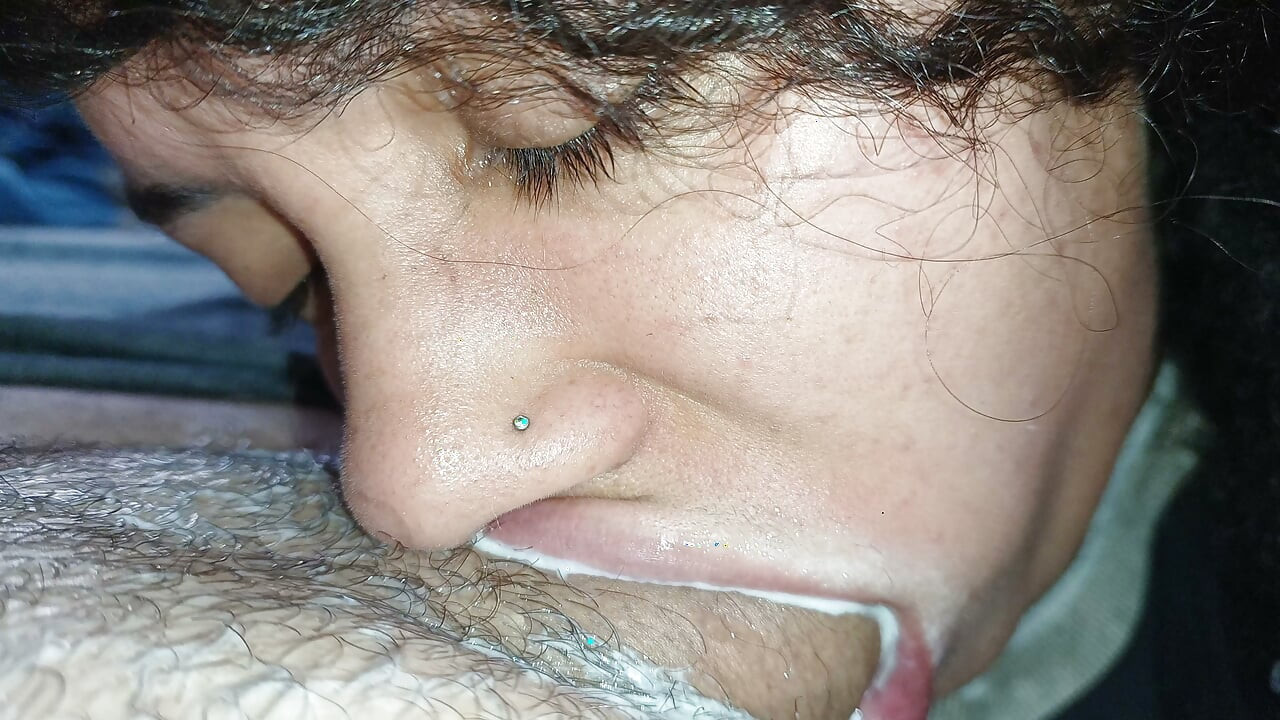 Punto de vista: Debajo de las bolas del, pesado de lujuria, esa pequeña boca lo chupa hasta el orgasmo.