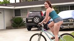 Jodi Taylor przechodzi od jazdy na rowerze do jazdy dużym kutasem w ciągu kilku minut!