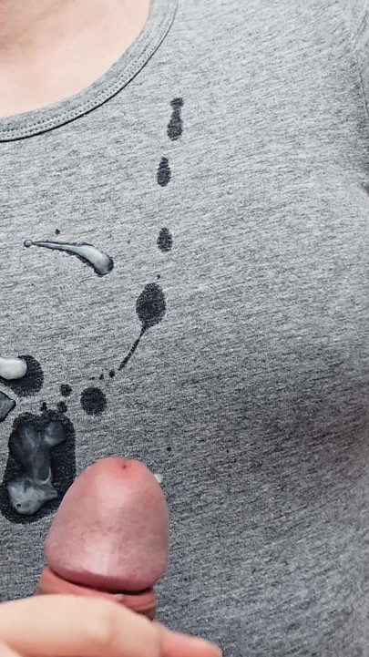 Συγκινητική στιγμή από το "Hot Cumshot On My New Gray T-shirt!"