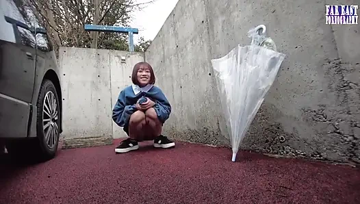 Islak işaret, kendini her bıraktığı yerde parıldayan yaramaz bir iz bırakırken dolaşıyor 1/3