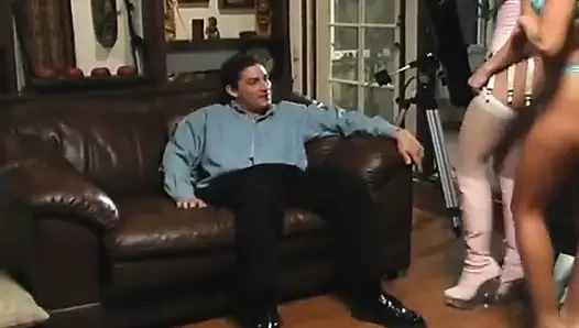 Sarışın ve esmer üçlü amcık parmaklıyor çılgınlığı