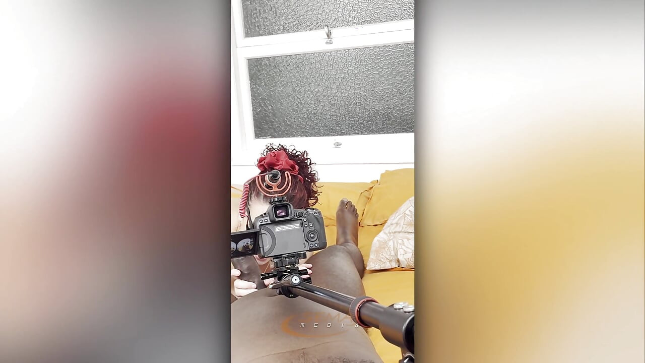 Dans Les Coulisses! Francine Leclaire Suce La Bite De Semaj!