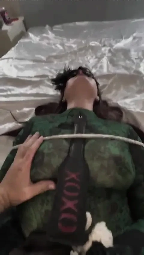 Fru fastbunden, knullad och sväljer stor kuk cumload