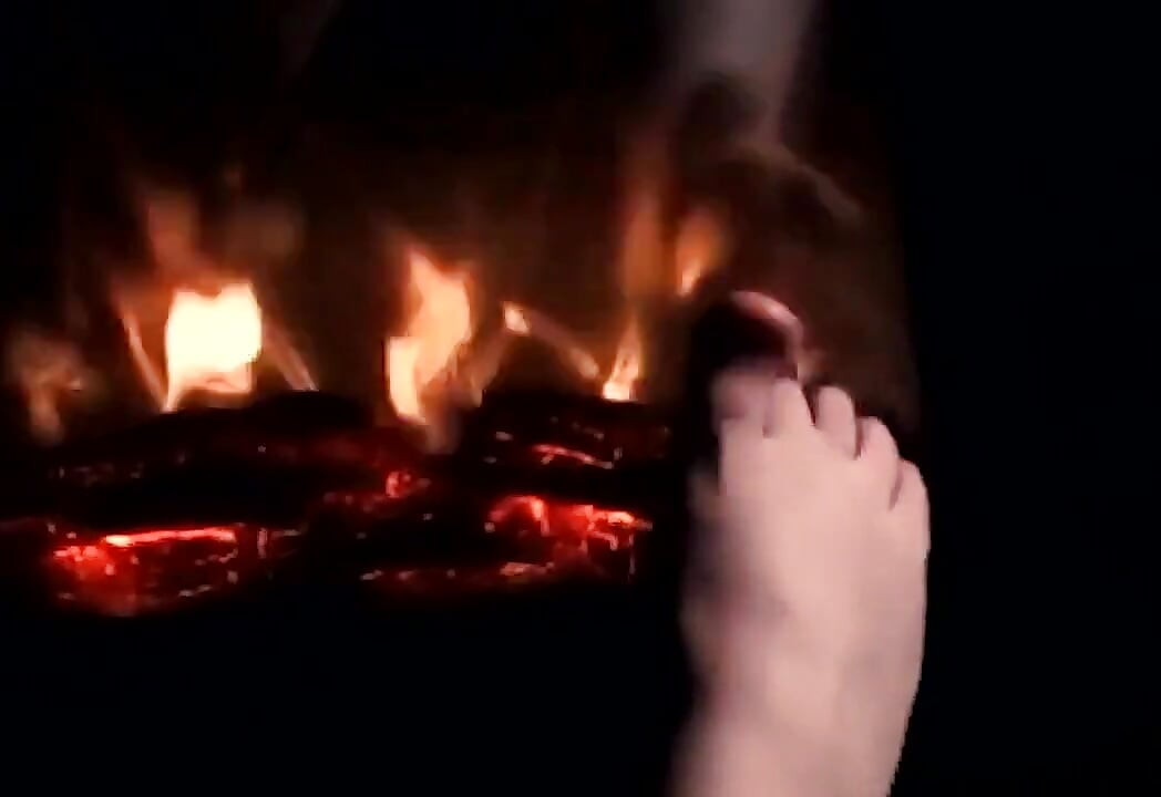Làm ấm đôi chân của tôi trên lửa để họ ấm áp và đổ mồ hôi cho con cu và quả bóng của bạn
