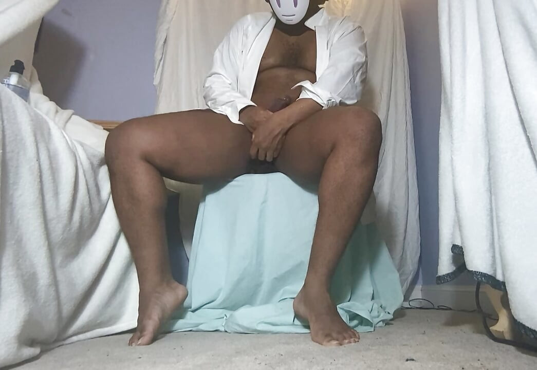 マスクされた黒人男性がワークシャツでうめき声を上げる射精