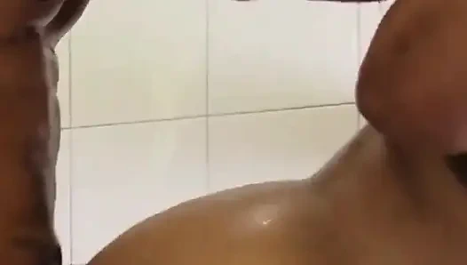 İri güzel kadın büyük zenci yarağı duşta sikişiyor