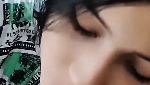 Schöne vollbusige asiatische frau in einer romantischen sexuellen begegnung