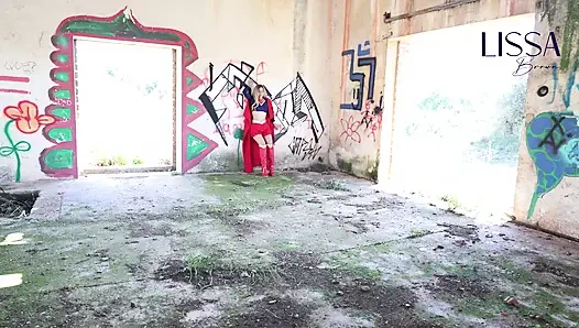 Супергерл склонили в логово злодея, теперь она должна сбежать