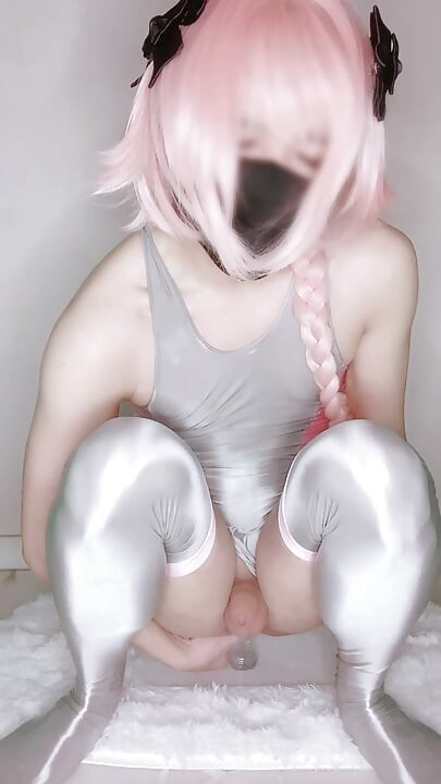 Astolfo femboy berijdt dildo en komt klaar in glanzend badpak