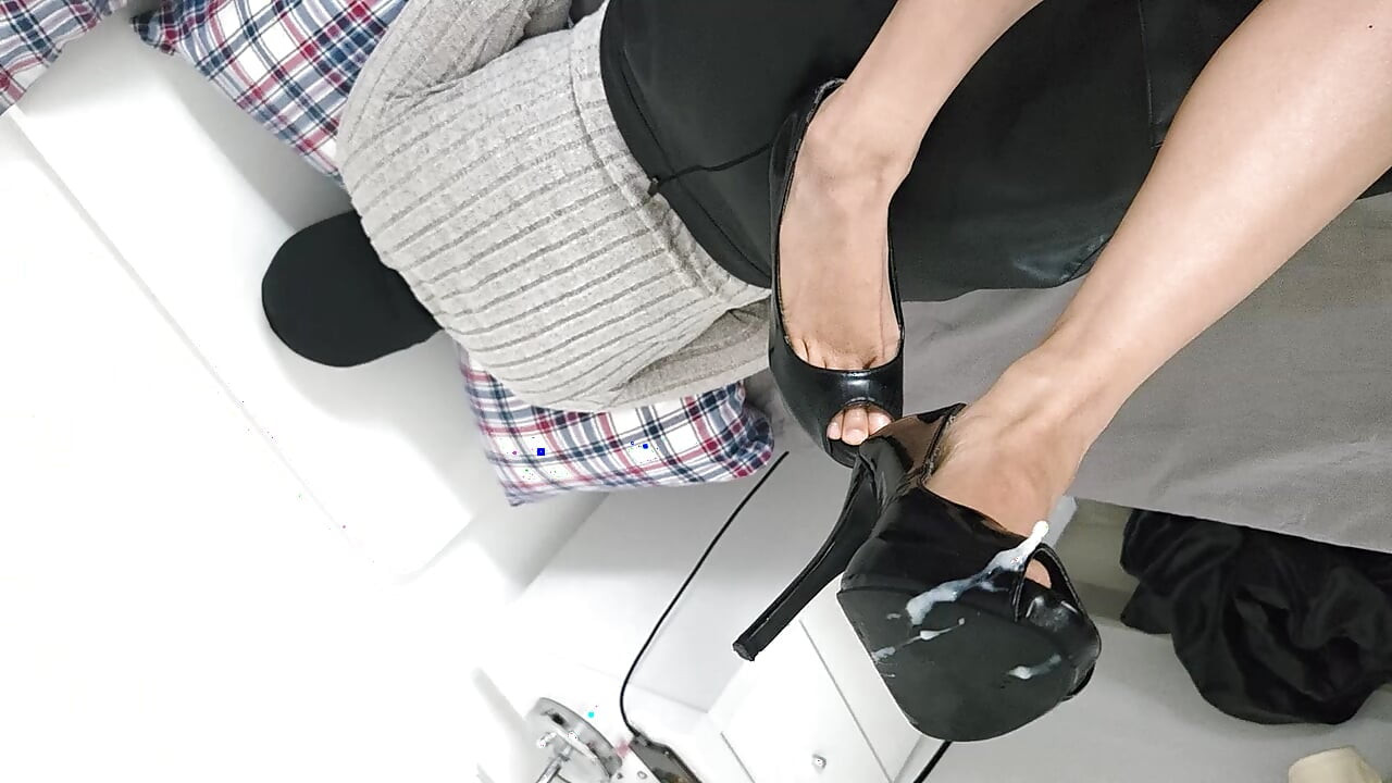 Sepatu hak tinggi intip barunya segera mergokin mataku, ukuran 4
