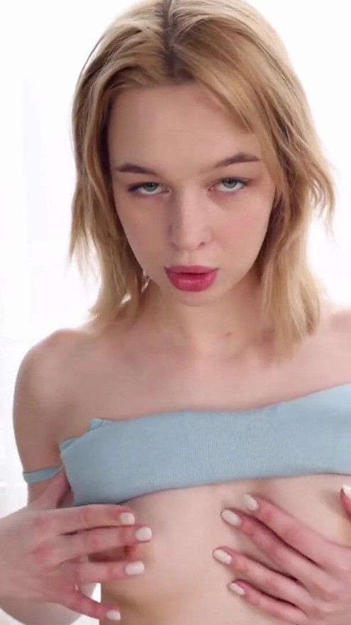 Se meg komme! Skinny 18 år gammel Elloise Arti på Perfect18 | Klipp 1