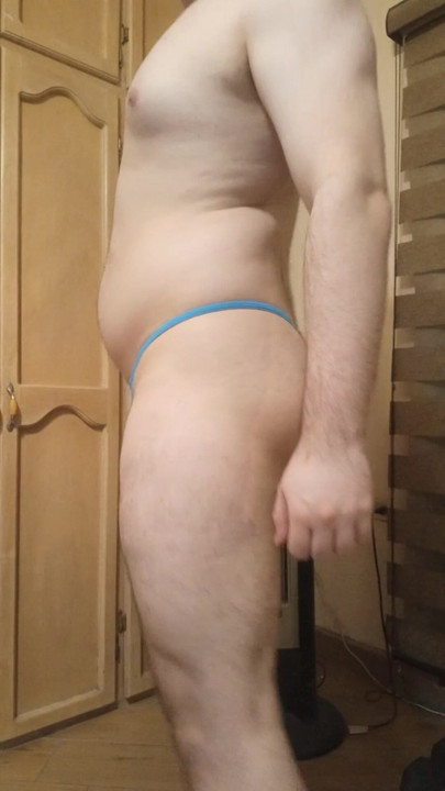 Músculoso en tanga