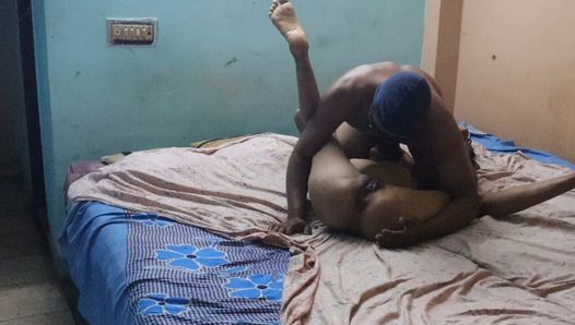 Ein indisches mädchen gibt ihrem stiefbruder in einem hotelzimmer einen blowjob