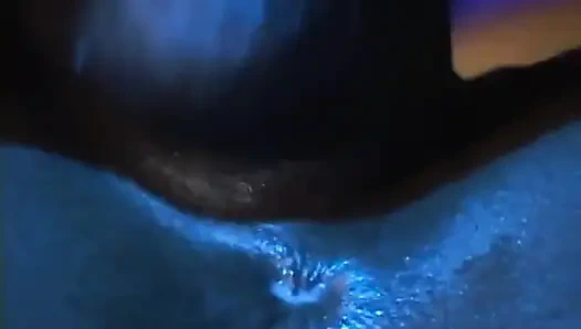 Sarı saçlı çarpıcı zenci model parti sırasında sikini deliklerine sokuyor