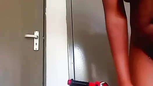 Dia tidak tahu aku ingin menyetubuhi diriku sendiri dengan sepedanya