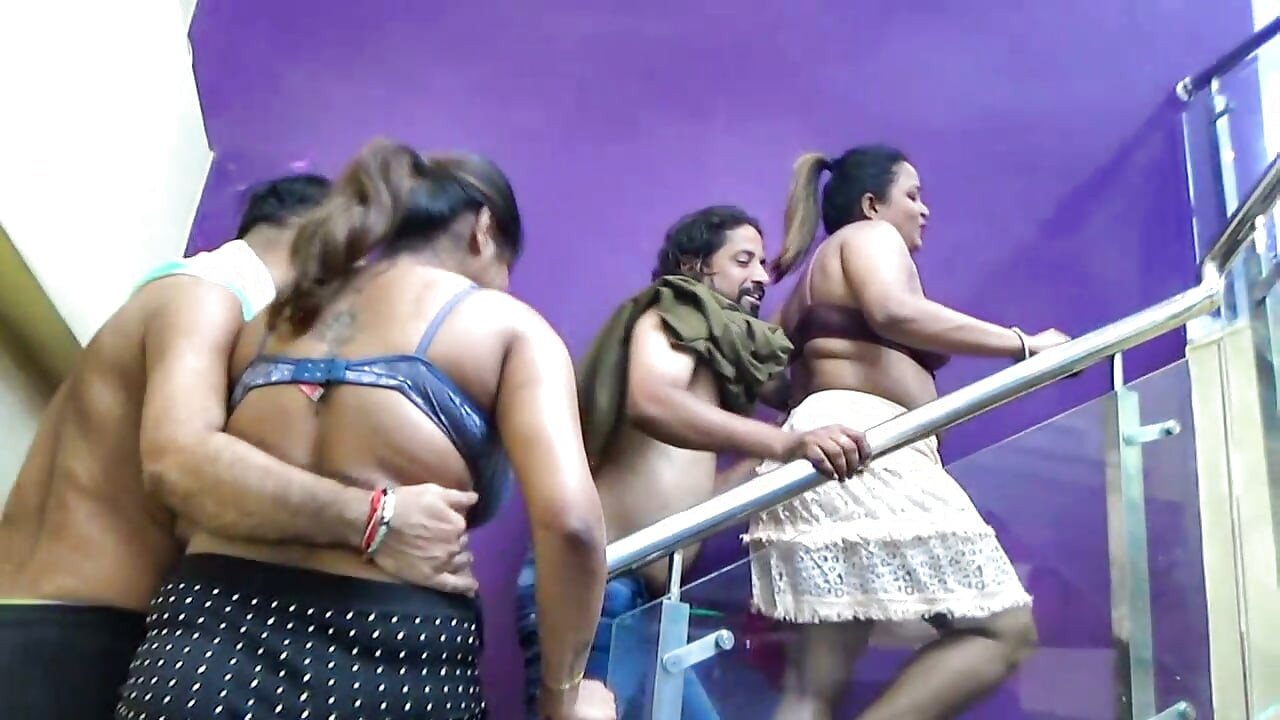 două cupluri au jucat strip poker și apoi au făcut un foursome hardcore cu futut intens.
