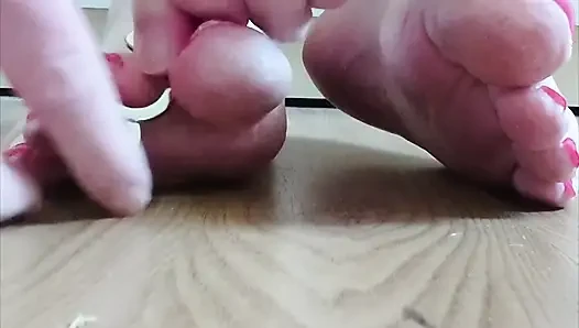 Маленькие Наручники На Моих Голых Пальцах Ног
