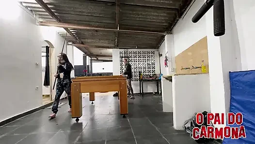 Игра в бильярд, оставляя плохой Мелли голой