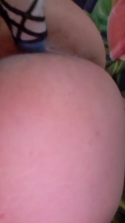 Σαγηνευτική στιγμή από το "Homemade sex toys, anal butt fun, homemade dildo"