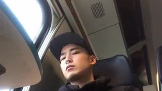 電車で退屈する若いピアスアジア人（34インチ）
