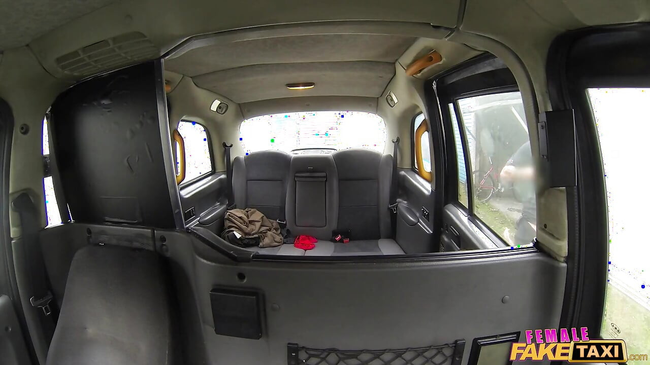 Taxi fals feminin - șofer de taxi de femeie comercializează o plimbare gratuită pentru o sesiune masivă de adorare a pulei polițiste