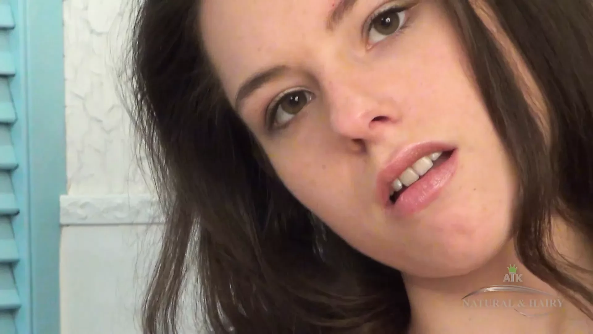 Solo brunetka Cutie Canella si prstí svou krásnou chlupatou kundičku a hraje si se svými nafouknutými bradavkami