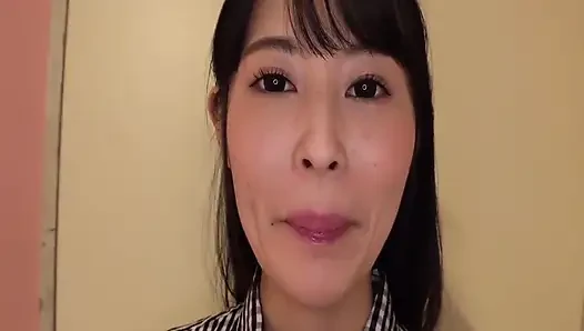Cewek cantik ini menggoda cowok ini dengan menggoda cowok ini pelan-pelan dari ciuman sampai nyepong kontol dan ngocok kontolnya sebelum finishing terakhir