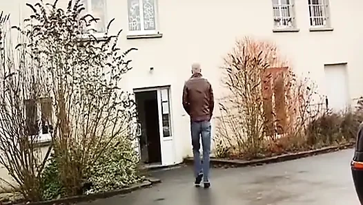 Vollbusige französische MILF in schwanzlutsch-show geritten