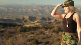 Des soldats lesbiennes blondes se font surprendre - AJ Applegate, Alexis Fawx