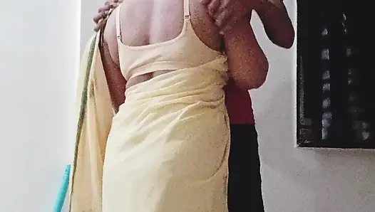 Riya Bhabhi was sweeping her master's house, the owner made sexual relations by talking sexy.