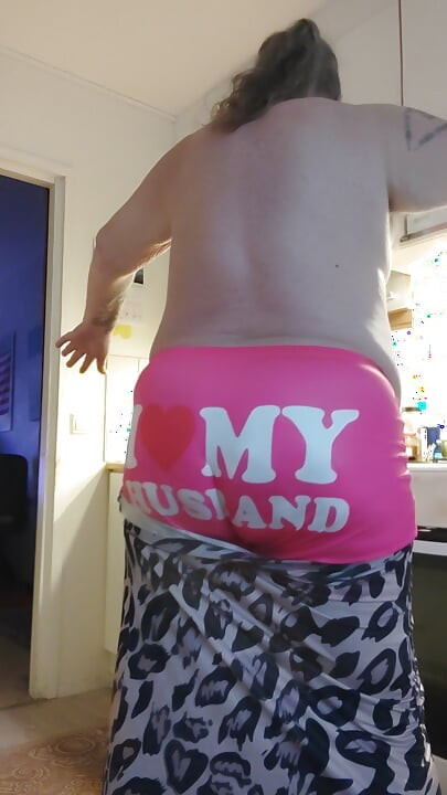 Gangstazz - barriga gorda, bunda grande, bebida desleixada em Stip Down In The Kitchen