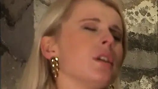 Cewek pirang di kontol hitam besar... Jilat memek dan ngentot pantat