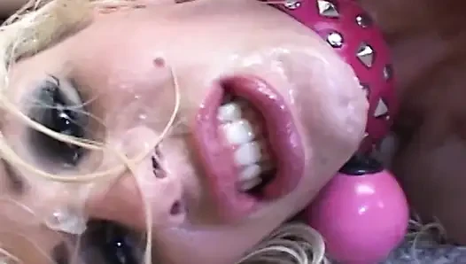 Adegan seks 2 kontol dan 4_sexy cewek semok rambut pirang dengan lingerie seksi ini pengen dicrot di mulut sama dua kontol