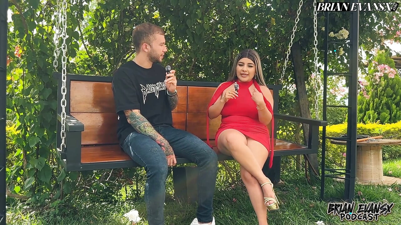 Kolombiyalı sarışın Naty Delgado, açık havada seksle sona eren bir podcast'e sahip - Brian Evansx