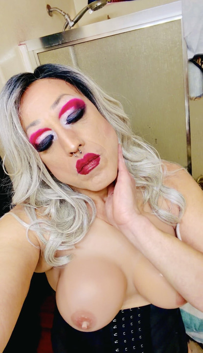Quick Tit Tease Marilyn.