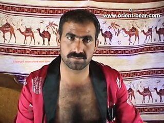 Der behaarte arabische Stiefvater schießt eine große Ladung auf seine pelzige Brust