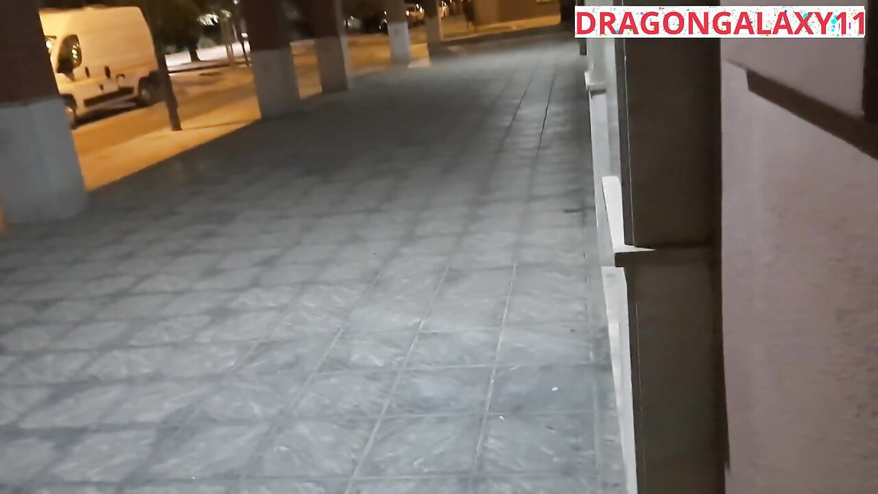 (επικίνδυνο κοινό) Λατίνα φοιτήτρια βγάζει τα βυζιά της στο δρόμο και τινάζεται