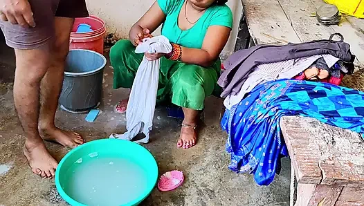 Desi bhabhi ne  bathroom me land chusha