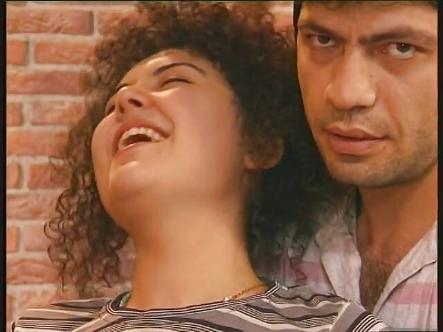 Menina de cabelo encaracolado é fodida por seu namorado