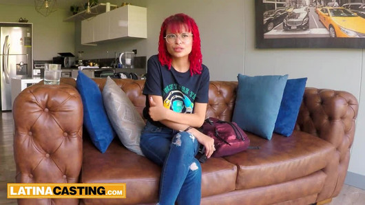 Tímida pequena ruiva latina de 18 anos - anal em entrevista de emprego