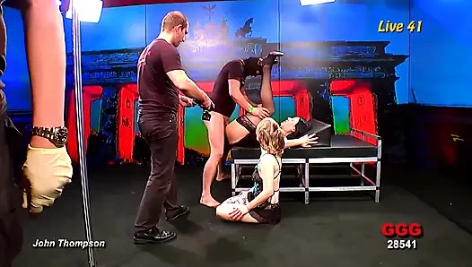 Ggg - Blonde MILF Mit Dicken Titten Wird Von Einer Gruppe Von Typen Im Club Gangbang - Ggg Live Show