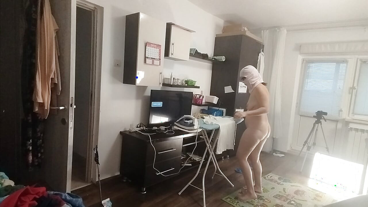 Morena Sexy Haciendo Quehaceres Desnudos En Casa.