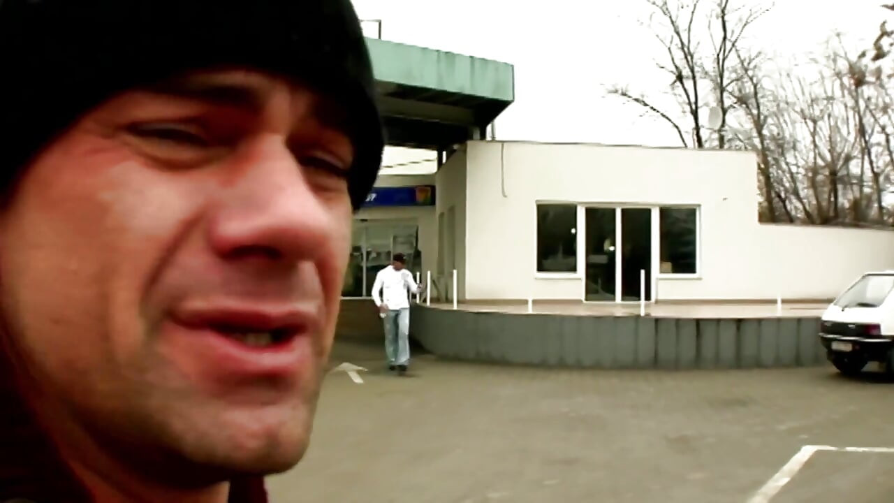 Blondýnka a brunetka děvky v hardcore skupinové anální a kouření
