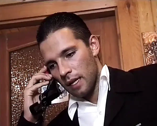 Angelica Bella在4个灰色天鹅绒芯片中制作