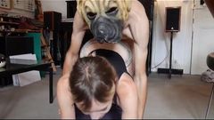 Un chien monte sur sa maitresse pour la baiser