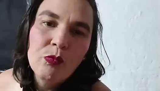 Stiefmutter verliert die kontrolle und masturbiert ihre muschi mit einem dildo!!
