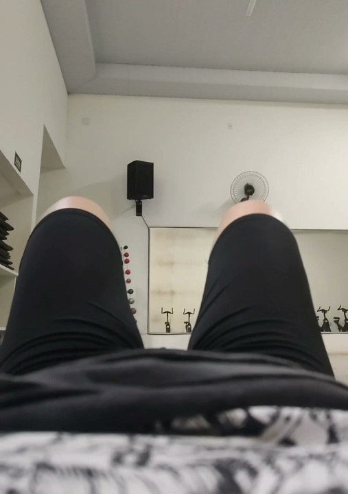 White girl training in leggings marking her pussy