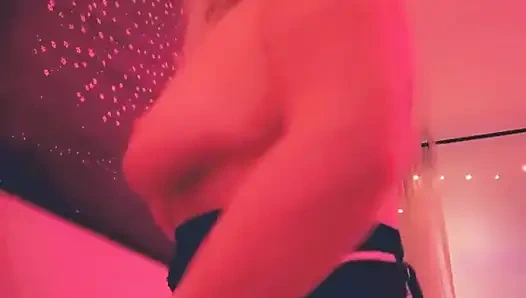 Çekinmeyen soyunma dürtüleri - kulüp eşyaları cızırtılı!