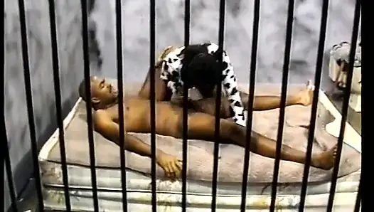 Pantat bahenol cewek nakal kulit hitam ini dihukum di sel